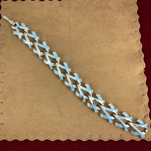Coro Pegasus Blue Linked Vines 7.25  inch Bracelet - Picture 5 of 6